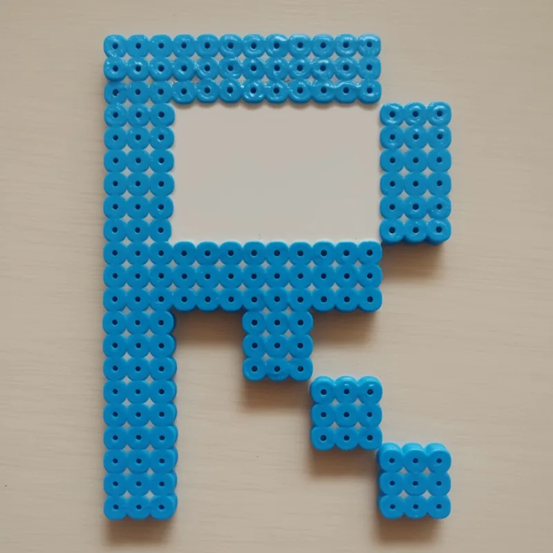 Letter R beaded in fuse beads, 29x29 pegs